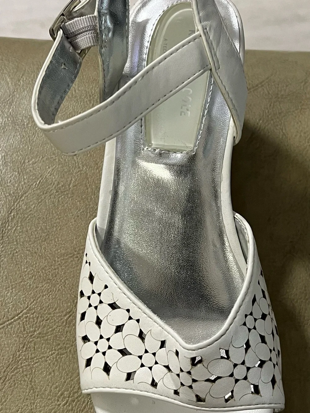 Kenneth Cole White Floral Cutout Ankle-Strap Sandals girls size 2